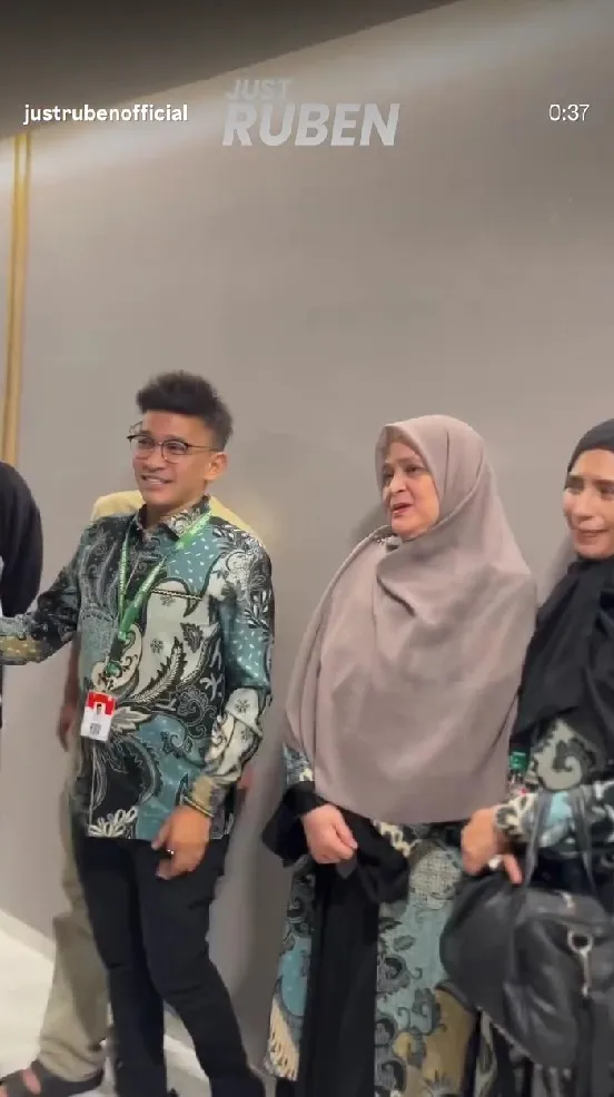 Ruben Onsu jalani ibadah umrah kedua kali © Instagram Ruben Onsu jalani ibadah umrah kedua kali © Instagram