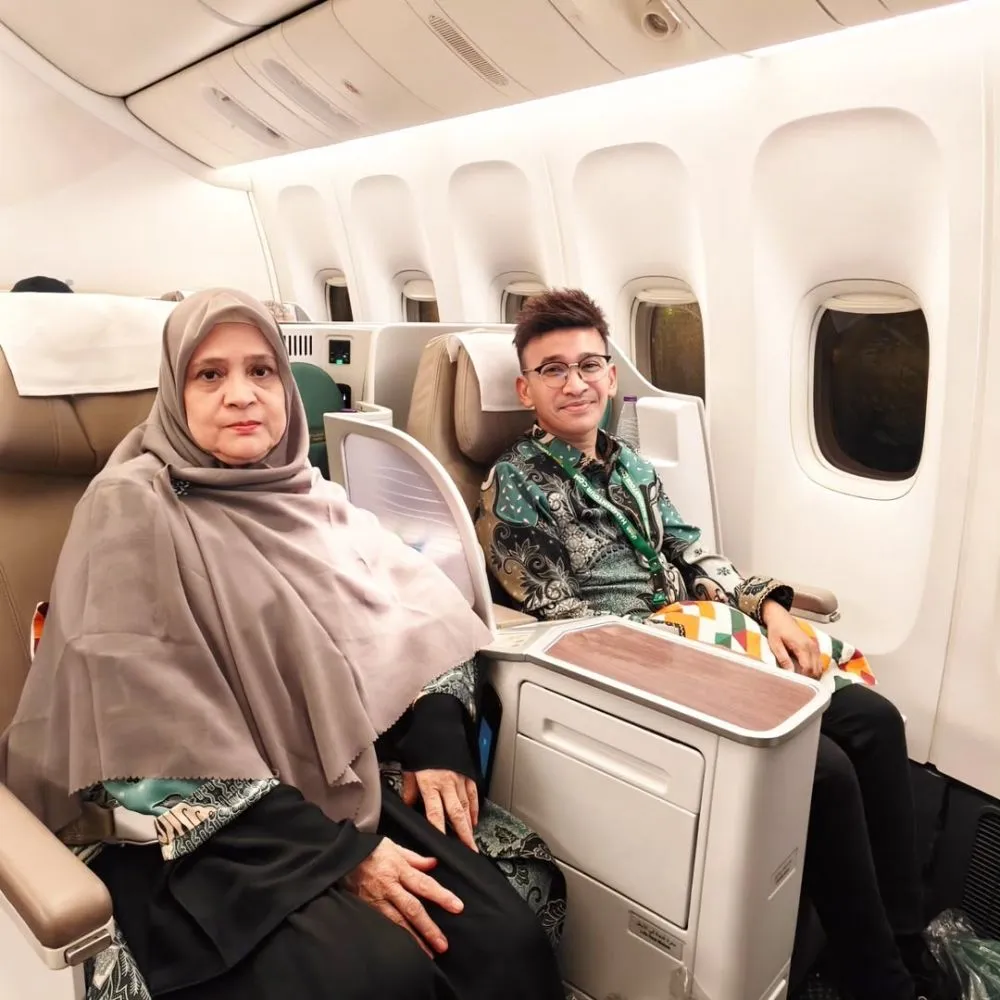 Ruben Onsu umrah kedua kali bareng Mama Ifah © 2025 Instagram Ruben Onsu umrah kedua kali bareng Mama Ifah © 2025 Instagram