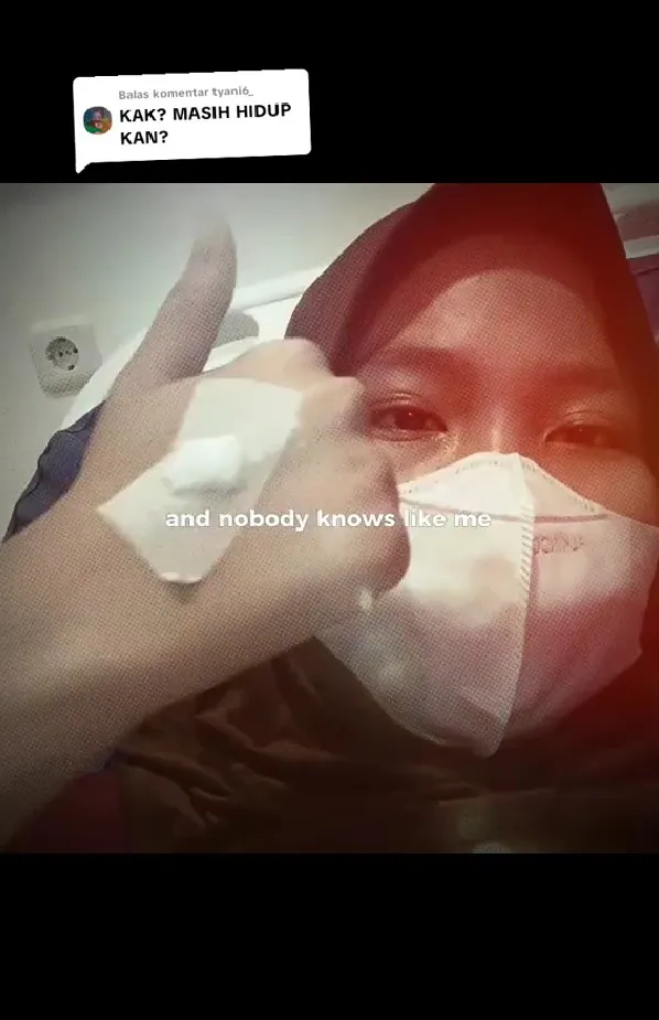 wanita ini tak nyangka digigit ular © TikTok wanita ini tak nyangka digigit ular © TikTok