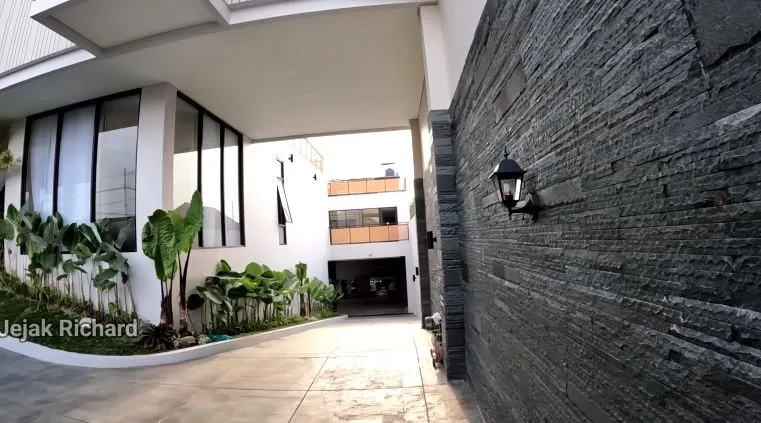 Potret rumah mewahnya Denny Caknan © berbagai sumber