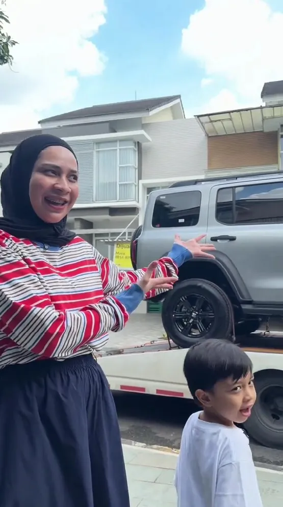 Ira Nandha kado mobil untuk anak © TikTok