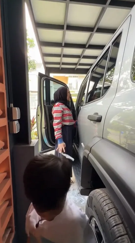 Ira Nandha kado mobil untuk anak © TikTok
