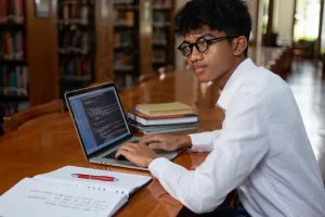 50 Contoh kalimat dengan antonim mutlak yang sering keliru digunakan