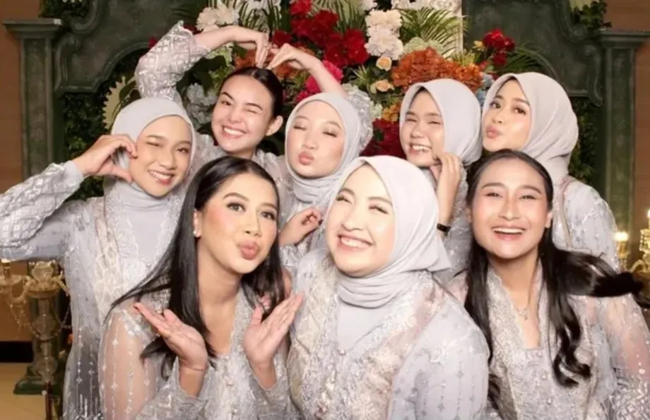 Amanda Manopo jadi bridesmaid sahabatnya © Instagram Amanda Manopo jadi bridesmaid sahabatnya © Instagram