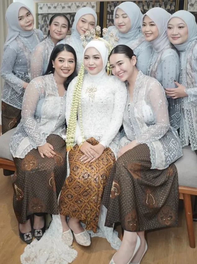 Amanda Manopo jadi bridesmaid sahabatnya © Instagram Amanda Manopo jadi bridesmaid sahabatnya © Instagram