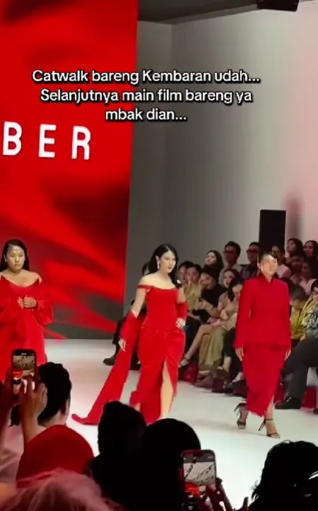 emak-emak tampil di Jakarta Fashion Week © TikTok