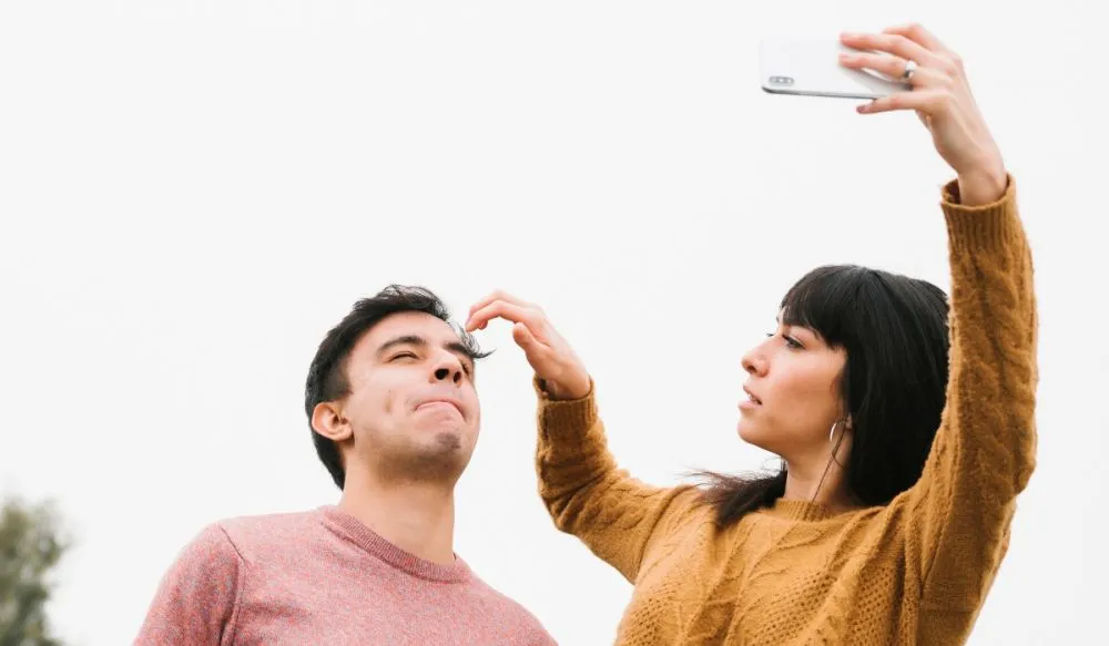 100 Kata-kata cinta lucu bikin baper pasangan © 2025 brilio.net 100 Kata-kata cinta lucu bikin baper pasangan © 2025 brilio.net