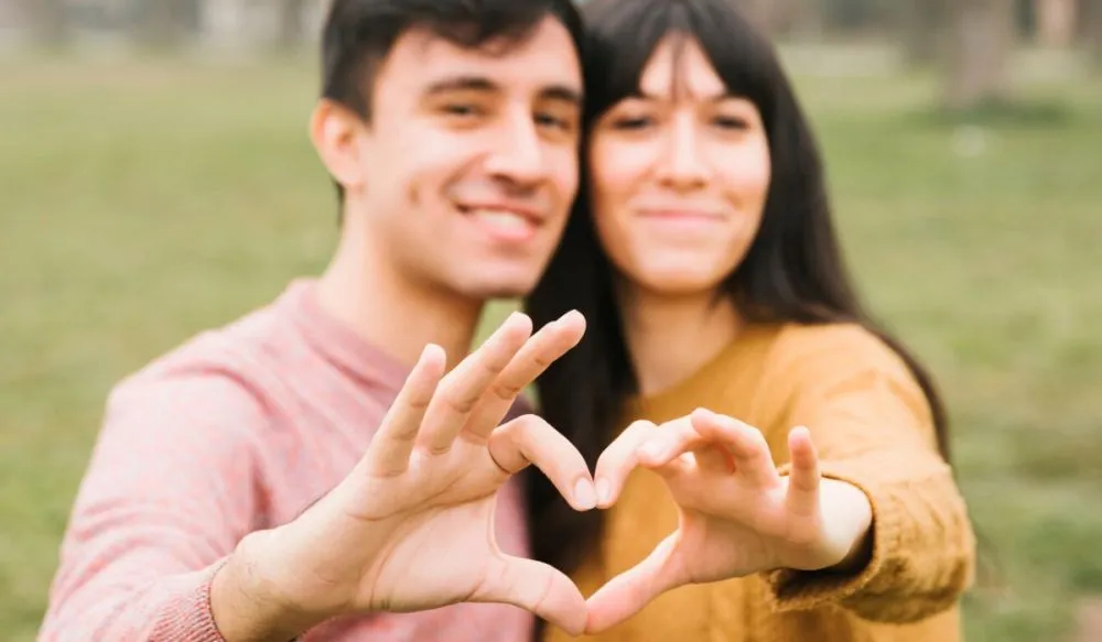 100 Kata-kata cinta lucu bikin baper pasangan © 2025 brilio.net 100 Kata-kata cinta lucu bikin baper pasangan © 2025 brilio.net