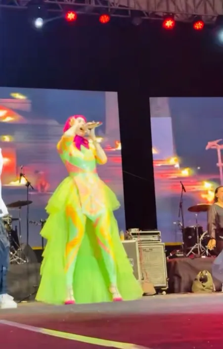 Mulan Jameela manggung dengan busana colorful © TikTok