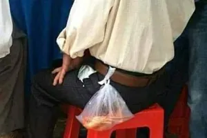 11 Penampakan barang aneh di saku belakang bapak-bapak yang bikin heran tapi tetap lucu