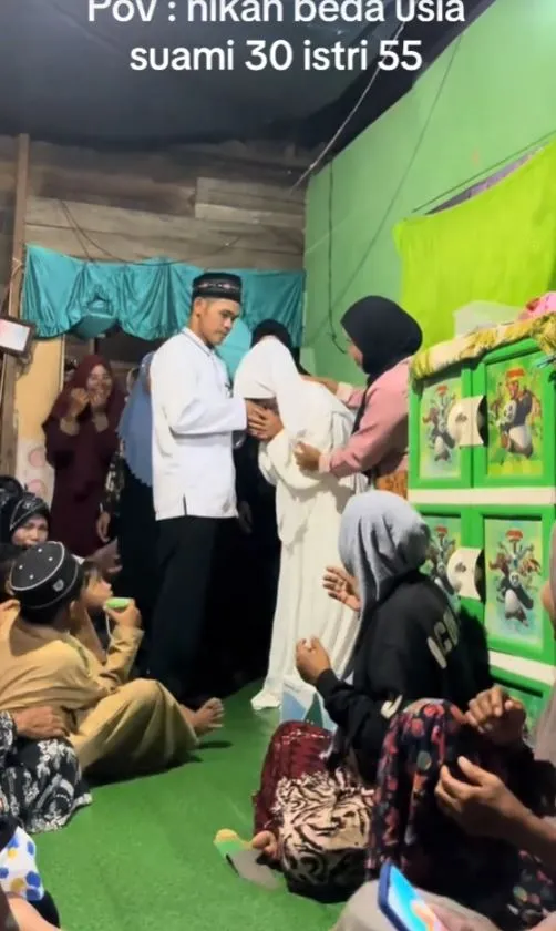 emak 55 tahun dinikahi pria selisih 25 © TikTok