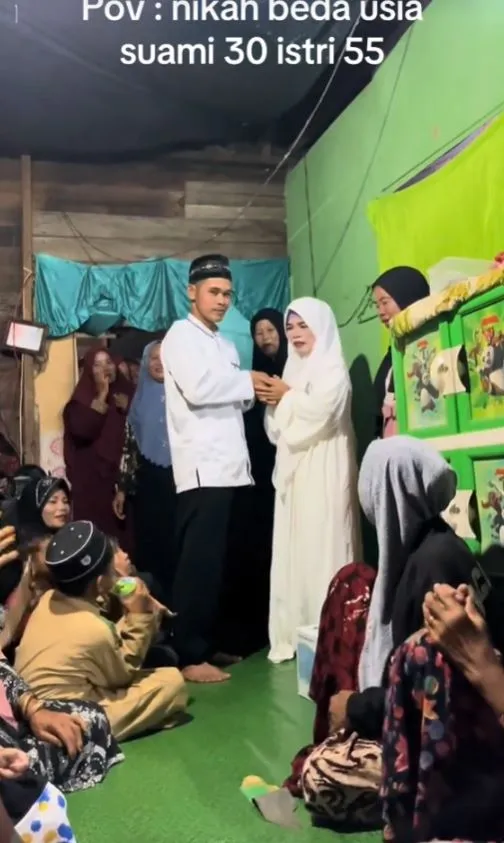 emak 55 tahun dinikahi pria selisih 25 © TikTok