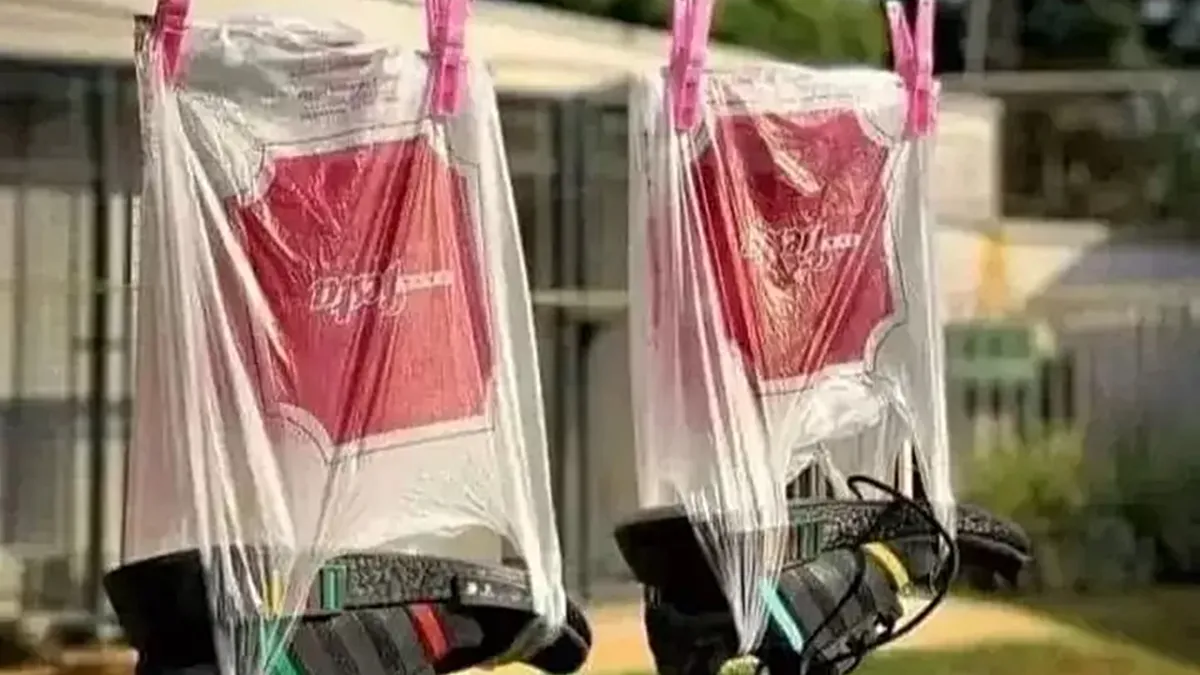 Bukan cuma baju tapi juga benda sehari-hari, 11 aksi kocak orang jemur barang aneh ini bikin ngakak