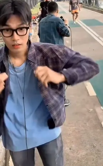 pria punya wajah disebut 'kembaran' Na Daehoon © berbagai sumber pria punya wajah disebut 'kembaran' Na Daehoon © berbagai sumber