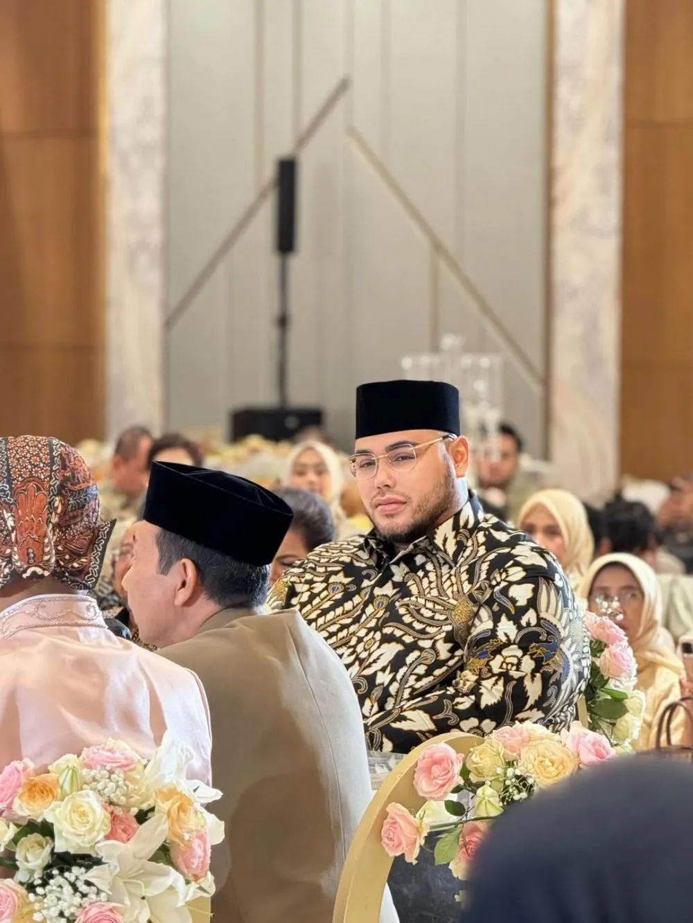 Ivan Gunawan berbatik tampil gagah dan berwibawa jadi saksi nikah Nadia Purwoko © 2025 brilio.net Ivan Gunawan berbatik tampil gagah dan berwibawa jadi saksi nikah Nadia Purwoko © 2025 brilio.net