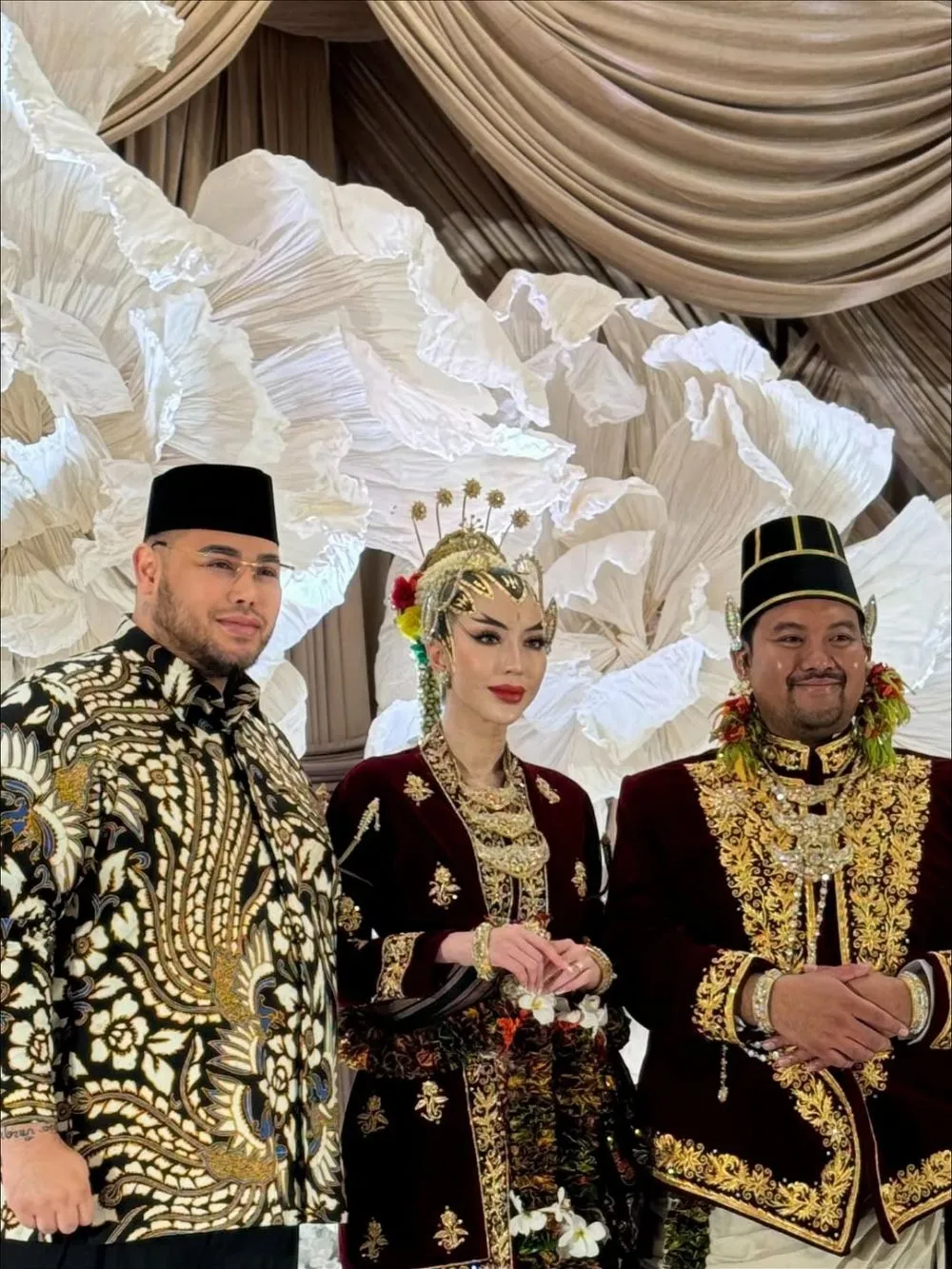 Ivan Gunawan berbatik tampil gagah dan berwibawa jadi saksi nikah Nadia Purwoko © 2025 brilio.net Ivan Gunawan berbatik tampil gagah dan berwibawa jadi saksi nikah Nadia Purwoko © 2025 brilio.net