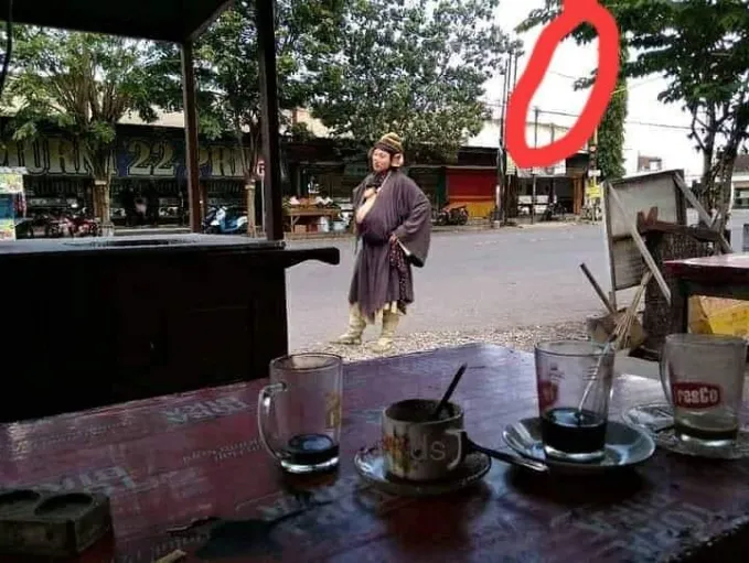 penampakan di depan toko © berbagai sumber