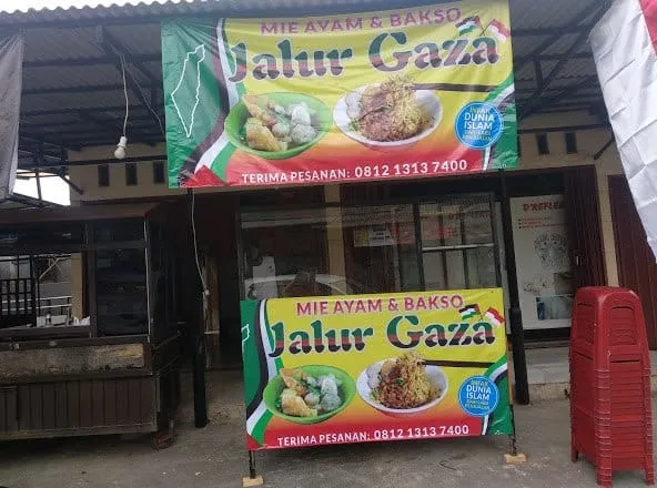 spanduk pedagang mi © berbagai sumber