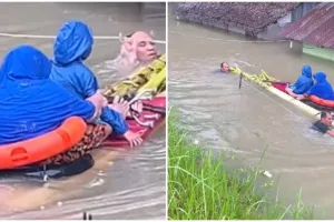 Aksi heroik Kapolsek Pangkalan Brandan Sumut evakuasi warga terjebak banjir, andalkan batang pisang