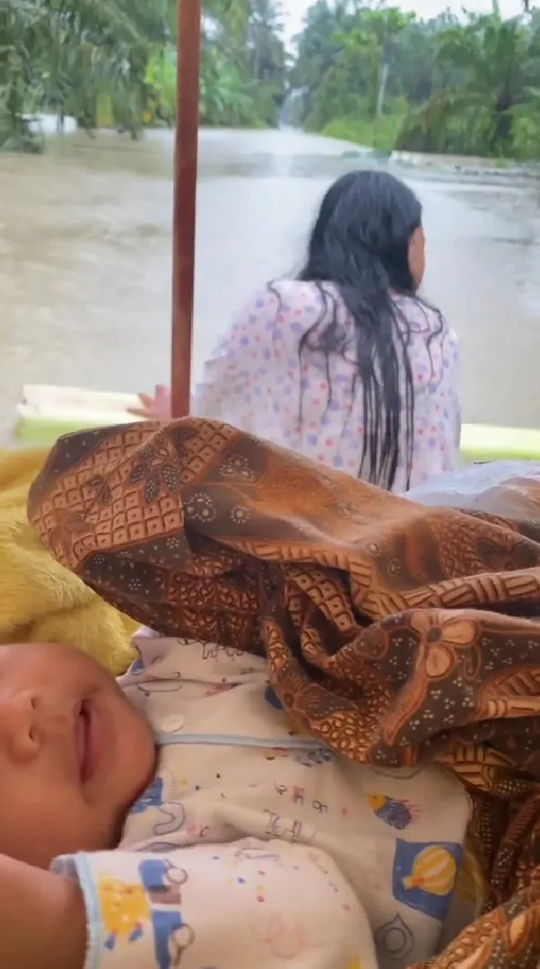 wanita ini evakuasi bayinya tanpa bantuan © TikTok