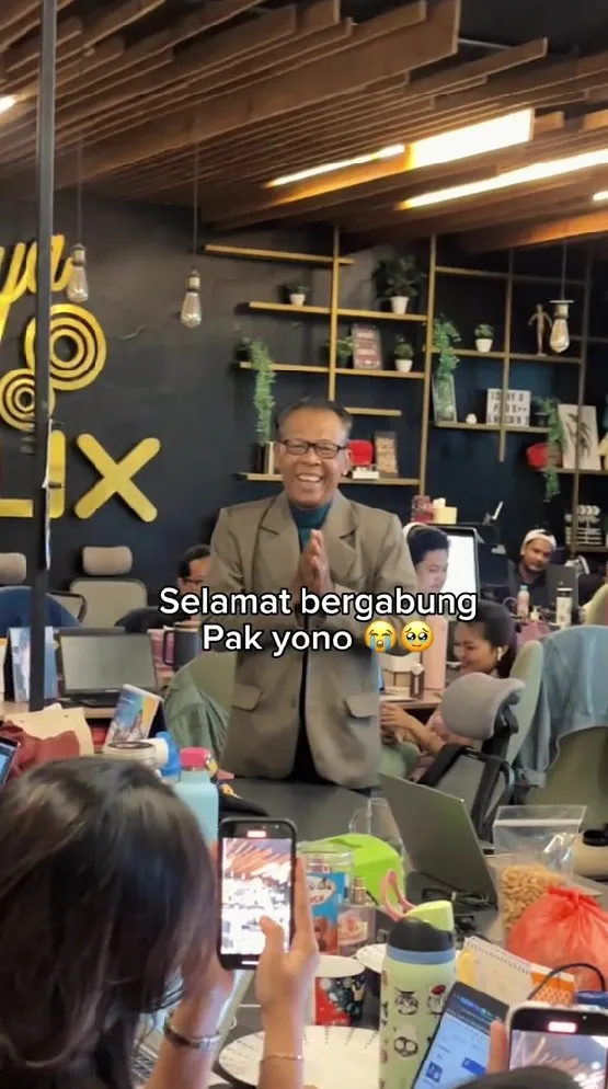 bapak 60 tahun diterima kerja bareng Gen Z © TikTok