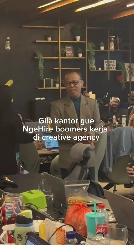 bapak 60 tahun diterima kerja bareng Gen Z © TikTok