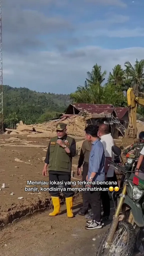 Gibran Rakabuming ke posko bencana Sumatra © 2025 TikTok