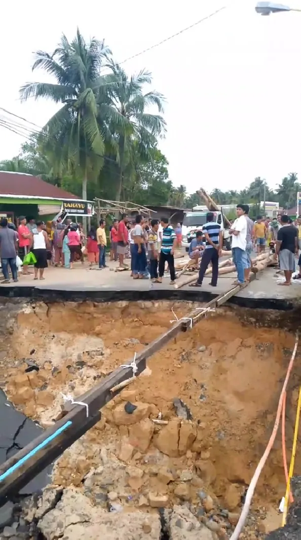 warga Tapanuli gotong royong bangun jembatan © berbagai sumber