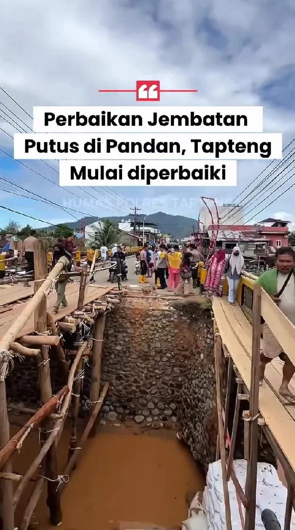 warga Tapanuli gotong royong bangun jembatan © berbagai sumber