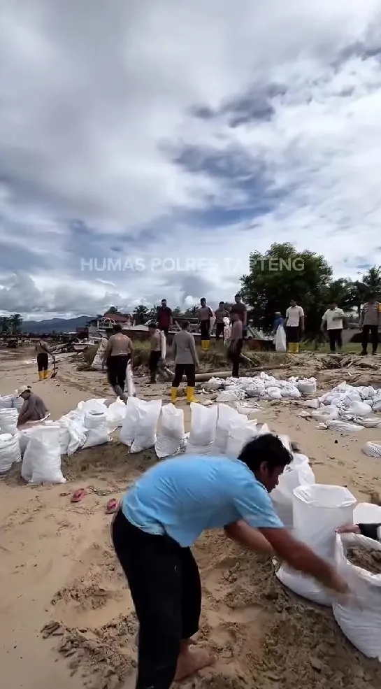 warga Tapanuli gotong royong bangun jembatan © berbagai sumber