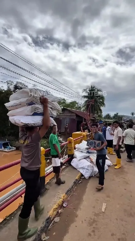 warga Tapanuli gotong royong bangun jembatan © berbagai sumber