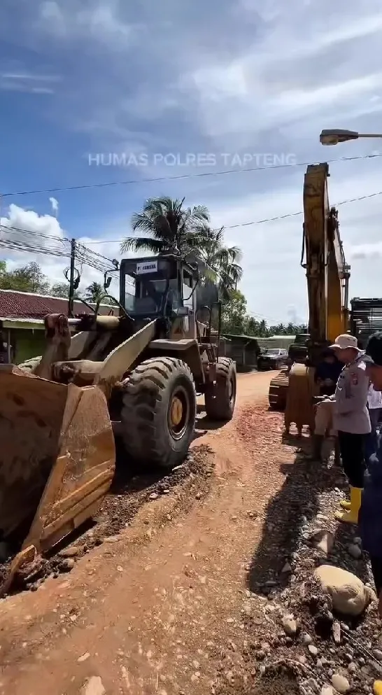 warga Tapanuli gotong royong bangun jembatan © berbagai sumber