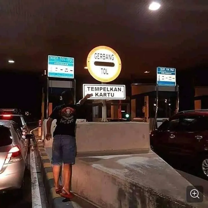 kelakuan absurd cowok © berbagai sumber