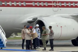 Momen Prabowo tiba di Aceh untuk tinjau lokasi banjir, langsung disambut Gubernur Mualem