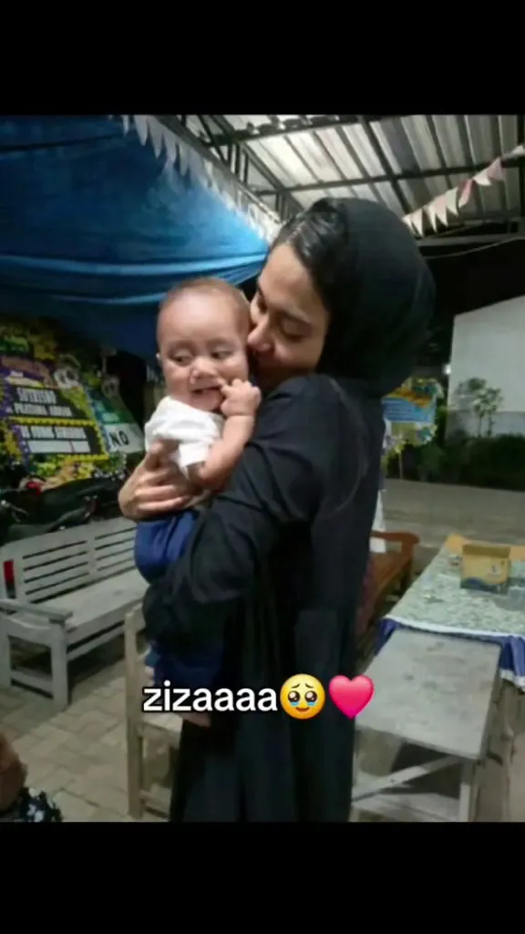 Azizah Salsha melayat ke rumah Pratama Arhan © 2025 brilio.net Azizah Salsha melayat ke rumah Pratama Arhan © 2025 brilio.net