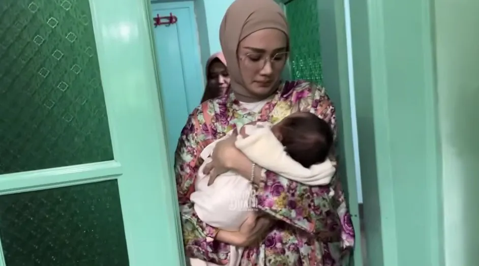 Ahmad Dhani Mulan Jameela akikah anak adopsinya © YouTube Ahmad Dhani Mulan Jameela akikah anak adopsinya © YouTube