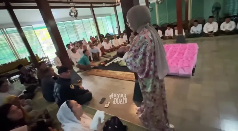 Ahmad Dhani Mulan Jameela akikah anak adopsinya © YouTube Ahmad Dhani Mulan Jameela akikah anak adopsinya © YouTube