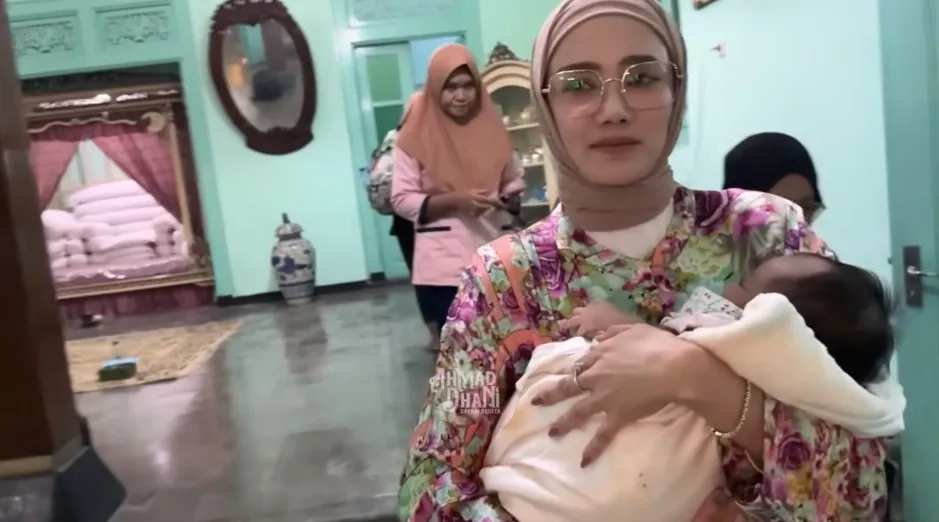 Ahmad Dhani Mulan Jameela akikah anak adopsinya © YouTube Ahmad Dhani Mulan Jameela akikah anak adopsinya © YouTube