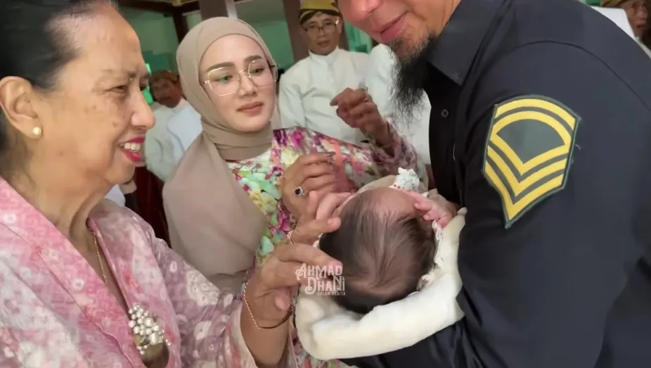 Ahmad Dhani Mulan Jameela akikah anak adopsinya © YouTube Ahmad Dhani Mulan Jameela akikah anak adopsinya © YouTube