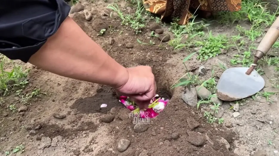 Ahmad Dhani Mulan Jameela akikah anak adopsinya © YouTube Ahmad Dhani Mulan Jameela akikah anak adopsinya © YouTube