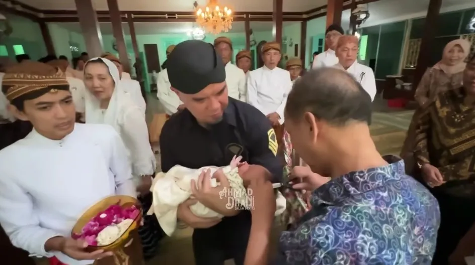Ahmad Dhani Mulan Jameela akikah anak adopsinya © YouTube Ahmad Dhani Mulan Jameela akikah anak adopsinya © YouTube