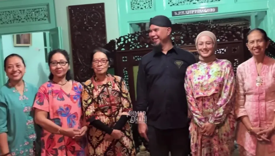 Ahmad Dhani Mulan Jameela akikah anak adopsinya © YouTube Ahmad Dhani Mulan Jameela akikah anak adopsinya © YouTube