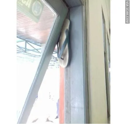 sandal jepit sembarang tempat © berbagai sumber