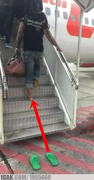 sandal jepit sembarang tempat © berbagai sumber