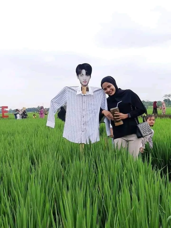 penampakan nyeleneh di sawah © berbagai sumber penampakan nyeleneh di sawah © berbagai sumber