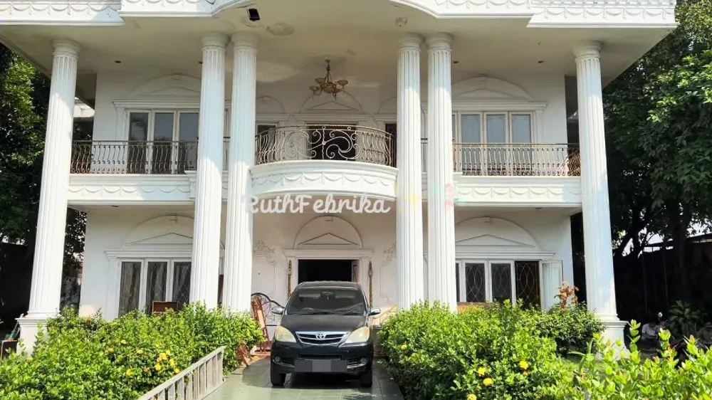 9 Potret rumah putih Genta Buana yang ikonik ini kini tinggal puing-puing, bakal dijadikan perumahan © 2025 brilio.net