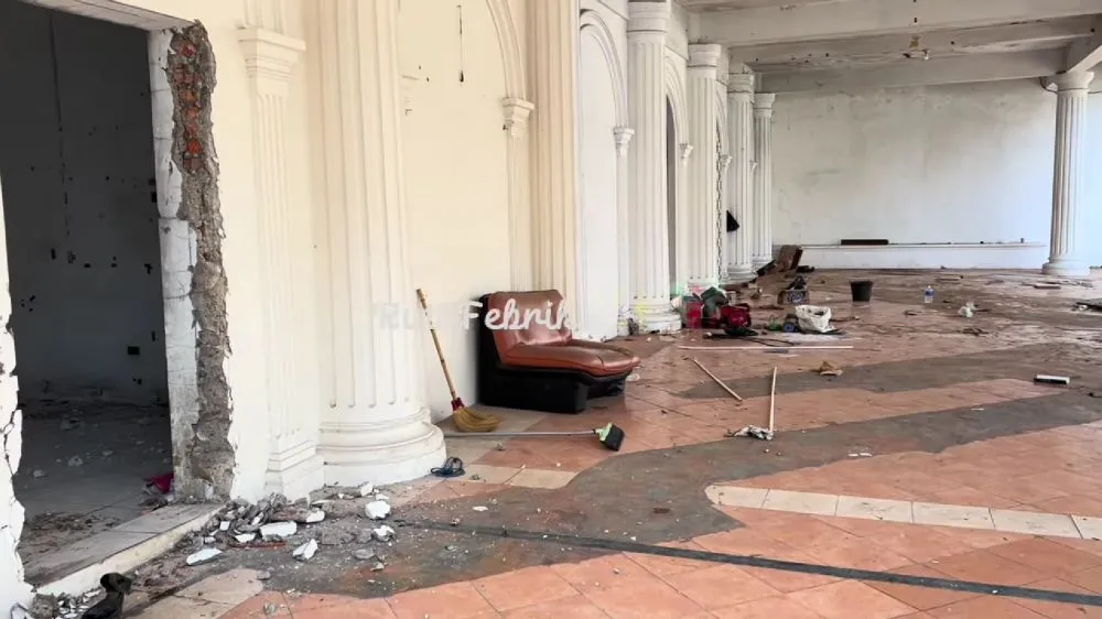 9 Potret rumah putih Genta Buana yang ikonik ini kini tinggal puing-puing, bakal dijadikan perumahan © 2025 brilio.net