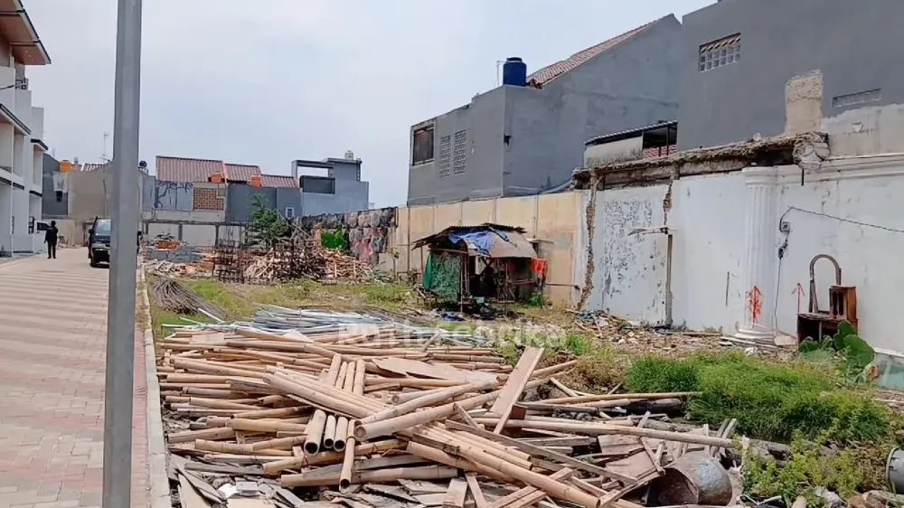 9 Potret rumah putih Genta Buana yang ikonik ini kini tinggal puing-puing, bakal dijadikan perumahan © 2025 brilio.net