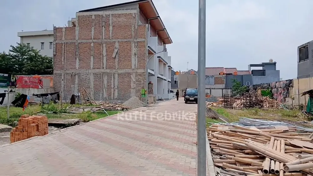 9 Potret rumah putih Genta Buana yang ikonik ini kini tinggal puing-puing, bakal dijadikan perumahan © 2025 brilio.net