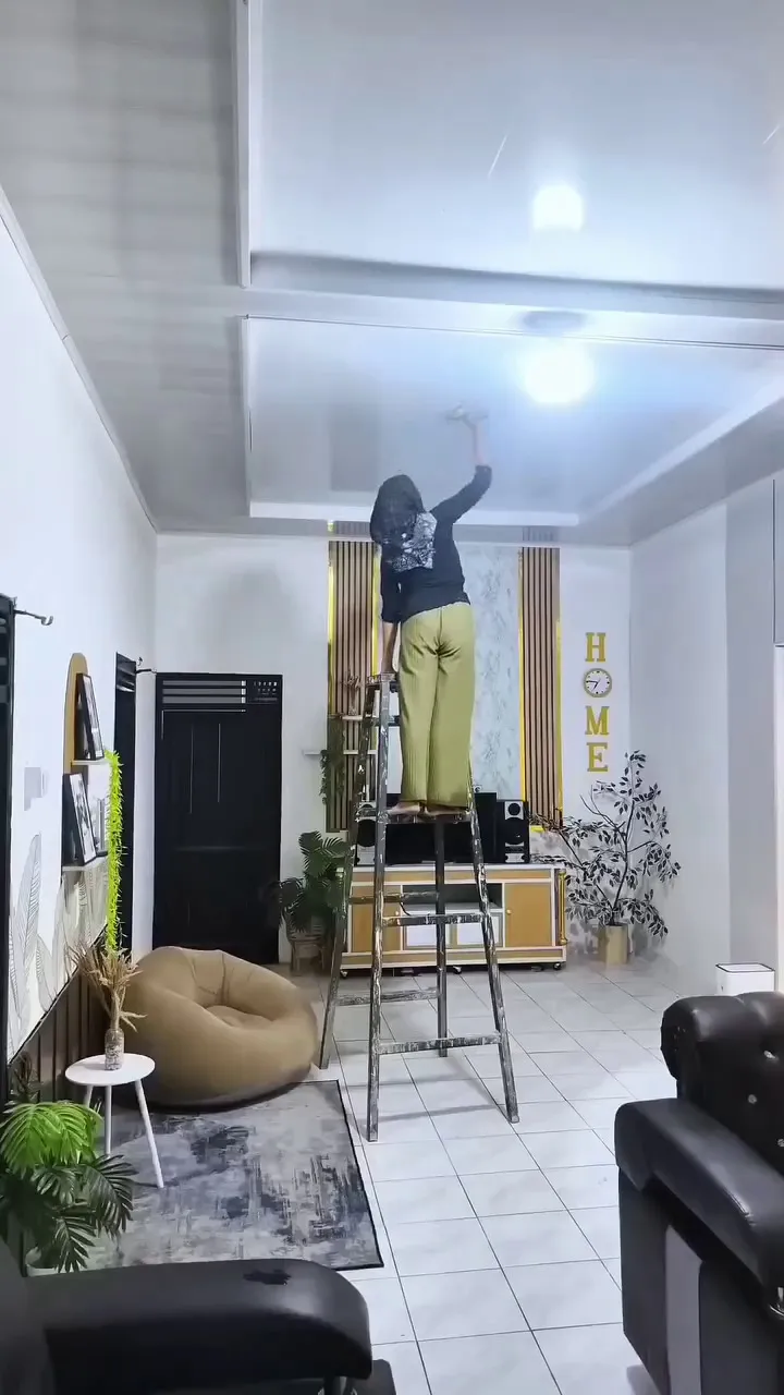 Mulanya rumah jadul bak green screen, wanita ini nukang sendiri jadi ala American classic, 9 potretnya © 2025 brilio.net